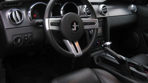 Even heel wat anders. Dat gevoel bekruipt ons wanneer we plaatsnemen in de oer-Amerikaanse Ford Mustang. Pioneer heeft er zelf een aantal aangeschaft voor promotiedoeleinden, uiteraard verrijkt met na