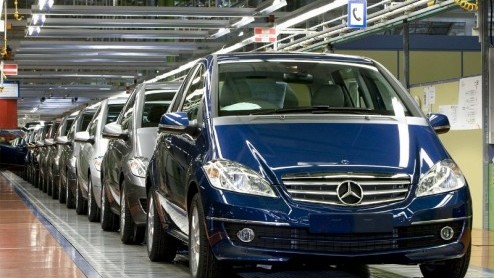 De productie van de Mercedes A- en B-Klasse heeft een mijlpaal bereikt. De A is inmiddels 750.000 keer in elkaar geschroefd, iets grotere broer B rolde 500.000 keer van de band. Twee blauwe exemplaren