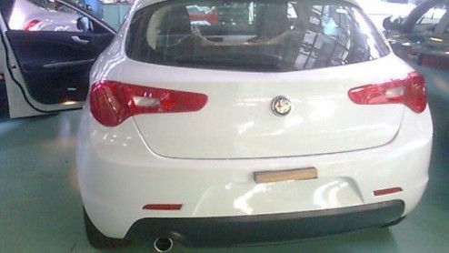 Het was de laatste tijd weer stil rond de Alfa Milano, de opvolger van de 147. Dus als Alfa niets loslaat, doet een ander het wel. Dit zijn via Facebook gelekte fotos van voorserie-exemplaren uit de 