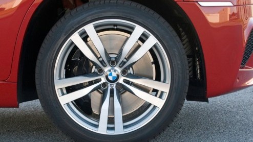 Zo'n BMW X6 M is leuk, maar met een vanafprijs van een slordige anderhalve ton wel prijzig. Wie toch zijn X6 een extra gespierd uiterlijk wil meegeven heeft BMW een M-pakket ontwikkeld, speciaal voor