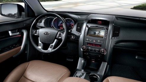De Sorento heeft Kia welbeschouwd bijzonder stevig op de kaart gezet. Deze midi-SUV heeft met zijn serieuze trek- en terreinkwaliteiten, luxe uitrusting en een scherpe verkoopprijs immers een belangri