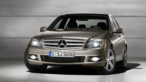 Mercedes-Benz is aanbeland bij modeljaar 2010, en dat betekent dat weer de nodige verfijningen en updates worden doorgevoerd aan diverse modellen. Voor de C-Klasse heeft het merk nieuwe motoren en tra