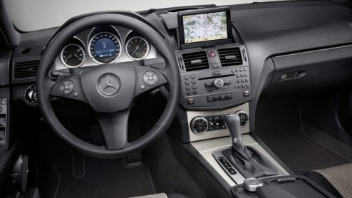 Mercedes-Benz is aanbeland bij modeljaar 2010, en dat betekent dat weer de nodige verfijningen en updates worden doorgevoerd aan diverse modellen. Voor de C-Klasse heeft het merk nieuwe motoren en tra