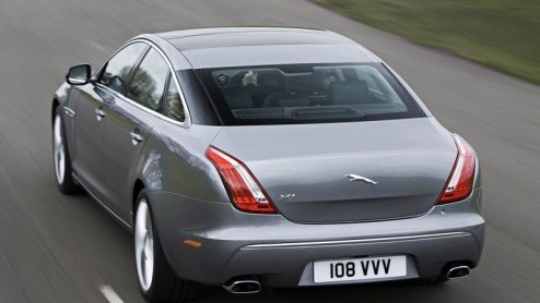 Na talloze spionagebeelden, teasers en uitgelekt beeldmateriaal is de Jaguar XJ nu echt officieel. De chique Brit gaat in Jaguars nieuwe stijl door het leven, compleet met een vers V6- en V8 motorpal