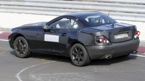 Onder deze robuuste outfit schuilt de nieuwe Mercedes-Benz SLK.De sportieve roadster van het merk loopt in huidige gedaante  ondanks een facelift- alweer mee sinds 2004. Zodoende wordt in thuisland D