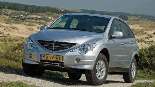 Niet alle kruisingen van automodellen leiden tot een even geslaagd resultaat. De SsangYong Actyon is een poging om op een tot SUV omgebouwde terreinauto een coupvormige carrosserie te plaatsen. Das 