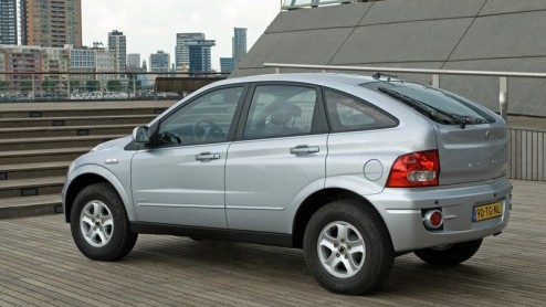 Niet alle kruisingen van automodellen leiden tot een even geslaagd resultaat. De SsangYong Actyon is een poging om op een tot SUV omgebouwde terreinauto een coupvormige carrosserie te plaatsen. Das 