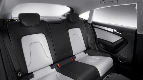 Audi barst los en geeft alle beelden, details en prijzen van de nieuwe A5 Sportback vrij. De vierdeurscoup is het derde model uit de A5-reeks en wordt leverbaar vanaf eind oktober, tegen inlevering v