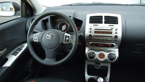 Een hoge(re) zit, een stoer uiterlijk en een bescheiden motor. Dat zijn in een notendop de ingredinten van de Toyota Urban Cruiser. Feitelijk een schot in de roos voor de overgrote meerderheid van on