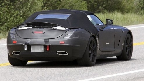 Terwijl alle blikken gericht zijn op de nieuwe Mercedes-Benz SLS Coup, doemt een nieuwe variant van dit AMG-product op: de SLS Roadster. In tegenstelling tot zijn gesloten broer krijgt de Roadster ee