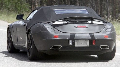 Terwijl alle blikken gericht zijn op de nieuwe Mercedes-Benz SLS Coup, doemt een nieuwe variant van dit AMG-product op: de SLS Roadster. In tegenstelling tot zijn gesloten broer krijgt de Roadster ee