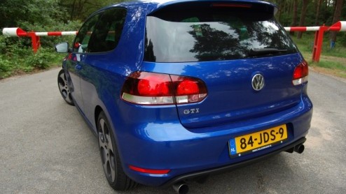 Het is duidelijk. De nieuwe Volkswagen Golf GTI moet en zal weer gezien worden. Niet langer hoeft de liefhebberseditie onder de plak gehouden te worden met enkel een set grotere wielen, subtiele uitla