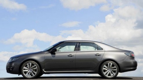 Ze zullen bij Saab wel balen, maar voor ons is het goed nieuws: dit is de nieuwe Saab 9-5 in volle glorie. Na talloze spionagebeelden kent het design van het nieuwe Zweedse vlaggenschip dan geen gehei