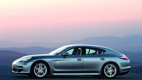 Crisis of niet, voor de speciaal ontwikkelde jubileum-911 staan liefhebbers graag in de rij. Deze voor Nederland bestemde Duitser is inmiddels uitverkocht. Ook de Panamera gaat het voor de wind, want 