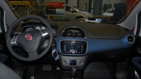 Al maanden rijdt Fiat met gecamoufleerde Grande Punto's rond en al die tijd hebben we maar weinig van de op stapel staande facelift kunnen zien. Onlangs gelekte beelden brengen licht op de zaak...