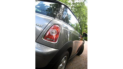 Minis, ze blijven leuk. De overbekende, maar eigentijdse looks, scherpe besturing en talloze smaakvolle opties houden het Britse rij-ijzer ongekend populair. Een ding knaagt er toch wel een beetje: d