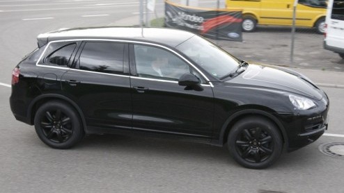 Porsche is er maar druk mee, de Cayenne is een succes en de nieuwe moet het wederom gaan maken. Opnieuw als diesel, maar ook met nieuwe motoren en minder kilos. Bovendien krimpt de nieuwe Cayenne voo