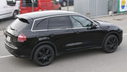 Porsche is er maar druk mee, de Cayenne is een succes en de nieuwe moet het wederom gaan maken. Opnieuw als diesel, maar ook met nieuwe motoren en minder kilos. Bovendien krimpt de nieuwe Cayenne voo