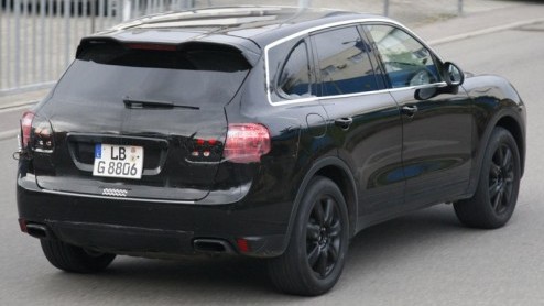 Porsche is er maar druk mee, de Cayenne is een succes en de nieuwe moet het wederom gaan maken. Opnieuw als diesel, maar ook met nieuwe motoren en minder kilos. Bovendien krimpt de nieuwe Cayenne voo