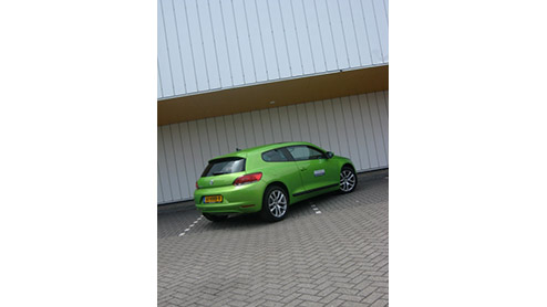 Het zal ons niet verbazen wanneer de Volkswagen Scirocco 2.0 TDI rijder met een grote glimlach achter het stuur zit. Wat moet hij/zij trots zijn deze sportieve rakker van de baas te mogen verkiezen bo