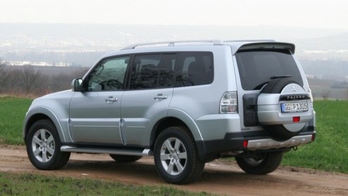 Mitsubishi laat de SUV-mode een beetje aan zich voorbij gaan. Want de nieuwe Pajero is een terreinauto van de oude stempel gebleven.