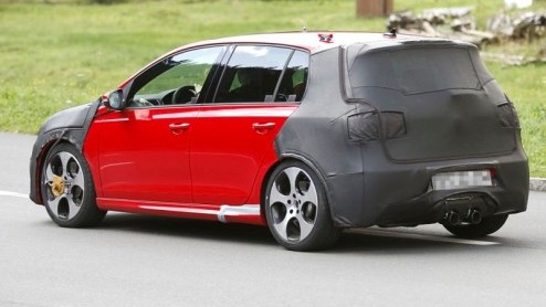 Dat de nieuwe Volkswagen Golf GTI uit zijn schulp is gekropen, betekent niet dat het nog sportiever kan. In Wolfsburg wordt namelijk druk gewerkt aan een opvolger van de Golf R32, die nu onder de naam