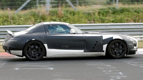 Het interieur is totaal geen geheim meer, maar hoe de carrosserie is geworden blijft nog een klein raadsel. Feit is wel dat de langverwachte Mercedes-Benz SLS nog dit jaar zal worden onthuld, en diver