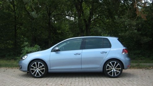 Is gas nou alleen om op te koken, of niet? Terwijl autofabrikanten liever geen vingers willen branden aan LPG, heeft Volkswagen hoop en is de populaire Golf er nu ook als BiFuel. Als schoon en voord