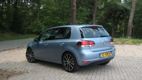 Is gas nou alleen om op te koken, of niet? Terwijl autofabrikanten liever geen vingers willen branden aan LPG, heeft Volkswagen hoop en is de populaire Golf er nu ook als BiFuel. Als schoon en voord