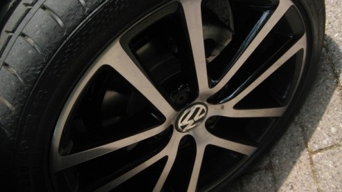 Is gas nou alleen om op te koken, of niet? Terwijl autofabrikanten liever geen vingers willen branden aan LPG, heeft Volkswagen hoop en is de populaire Golf er nu ook als BiFuel. Als schoon en voord