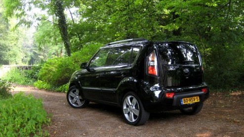 Wie zich opvallend door het verkeer wil loodsen kan sinds kort ook bij Kia terecht. De eigenzinnig ontworpen Kia Soul steekt namelijk met kop en schouders boven zijn familieleden uit. Speciaal voor de