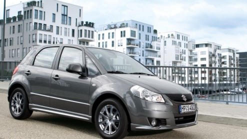 Van de tweeling Fiat Sedici en Suzuki SX4 is al duidelijk geworden dat deze op het punt staan een facelift te krijgen. Van beide modellen lekte al eerder beeldmateriaal uit, nu is het de beurt aan off
