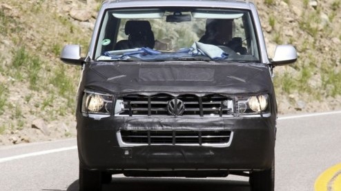 De verjongingskuur voor de Volkswagen Multivan en Transporter kunnen we nog steeds niet officieel tegmoet zien. Onze spionagefotograaf zit echter niet stil en kreeg een opgefrist exemplaar in het vizi