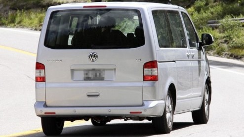 De verjongingskuur voor de Volkswagen Multivan en Transporter kunnen we nog steeds niet officieel tegmoet zien. Onze spionagefotograaf zit echter niet stil en kreeg een opgefrist exemplaar in het vizi