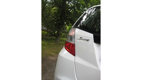 Met de Honda Jazz is toch iets speciaals aan de hand. Het is geen nummer 1 hit in de verkooplijst, maar kan wel rekenen op een uitermate tevreden koperspubliek. Dan moet de Japanner wel over verborgen