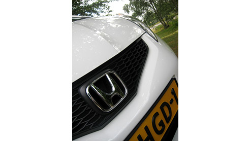 Met de Honda Jazz is toch iets speciaals aan de hand. Het is geen nummer 1 hit in de verkooplijst, maar kan wel rekenen op een uitermate tevreden koperspubliek. Dan moet de Japanner wel over verborgen