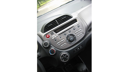 Met de Honda Jazz is toch iets speciaals aan de hand. Het is geen nummer 1 hit in de verkooplijst, maar kan wel rekenen op een uitermate tevreden koperspubliek. Dan moet de Japanner wel over verborgen