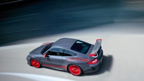 Porsche is er klaar voor, de nieuwe 911 GT3 RS kan aan de bak. Hij heeft een versterkte carrosserie, meer vermogen dan zijn voorganger, is bovendien lichter van gewicht kortere overbrengingen voor dui