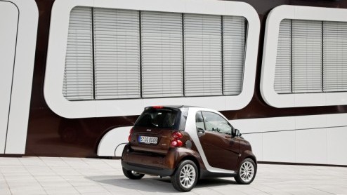 De herfst komt er aan, dus bedenkt smart een bijpassende limited edition. Het is de chocoladebruine smart fortwo edition highstyle, aangekleed met een exclusief stof/lederen uitgevoerd interieur. Zuin