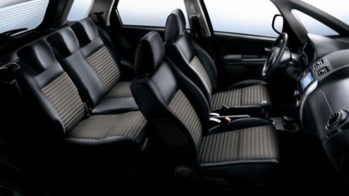 Daar is-ie dan officieel, de vernieuwde Fiat Sedici. De Italianen trekken voortaan de aandacht met een nieuwe neus, bijgepunt interieur en een zuinigere 1.6 benzine met twee- of vierwielaandrijving. P