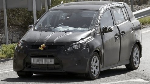 Deze week geeft Ford de eerste details van de nieuwe C-MAX vrij. Onze spionagefotograaf kon daar niet op wachten en ging op zoek naar een rijdend prototype.