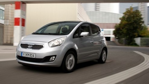 Kia steelt de show in Frankfurt met de vernieuwde C'eed en de gloednieuwe Sorento. Ook de kersverse compacte MPV Venga wordt hier officieel onthuld. De Koreanen maken voor die laatste zelfs een aparte