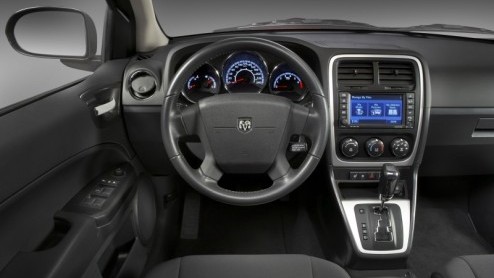 De Dodge Caliber steekt de kop op, en hoe. Zo krijgt de Amerikaan een compleet nieuw interieur met een hoogwaardiger look and feel en kunnen we rekenen op een nieuwe krachtiger, benzine- en dieselmoto