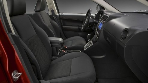 De Dodge Caliber steekt de kop op, en hoe. Zo krijgt de Amerikaan een compleet nieuw interieur met een hoogwaardiger look and feel en kunnen we rekenen op een nieuwe krachtiger, benzine- en dieselmoto