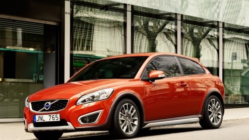 Na de C70 krijgt ook de C30 nieuwe ambities, en wel in de vorm van een facelift. Volvo scherpt onder meer de neus aan met details van de S60 Concept, zodat ook het kleinste familielid weer klaar is vo