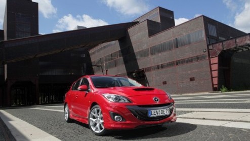 De drielettercombinaties GTI en OPC zullen bij sportievelingen waarschijnlijk heel prettig n bekend in de oren klinken. Bij Mazda schuilt serieus spektakel en veel snelheid in de code MPS. De Mazda