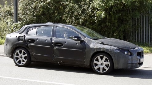 Terwijl de Volvo C30 en C70 inmiddels de eerste tekenen van de aanstaande S60 aannemen, is deze middenklasser nog in volledige verhulling getooid. Medio volgend gaat het doek er helemaal af.