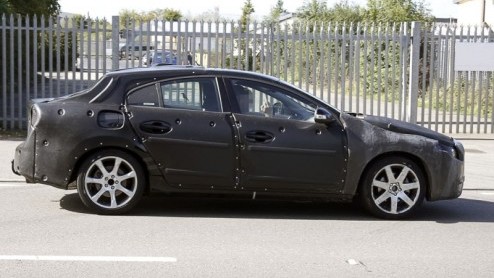 Terwijl de Volvo C30 en C70 inmiddels de eerste tekenen van de aanstaande S60 aannemen, is deze middenklasser nog in volledige verhulling getooid. Medio volgend gaat het doek er helemaal af.