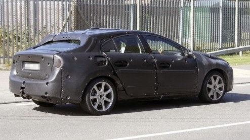 Terwijl de Volvo C30 en C70 inmiddels de eerste tekenen van de aanstaande S60 aannemen, is deze middenklasser nog in volledige verhulling getooid. Medio volgend gaat het doek er helemaal af.