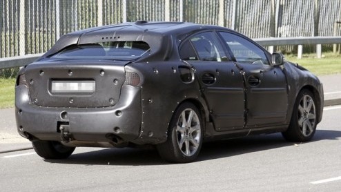 Terwijl de Volvo C30 en C70 inmiddels de eerste tekenen van de aanstaande S60 aannemen, is deze middenklasser nog in volledige verhulling getooid. Medio volgend gaat het doek er helemaal af.